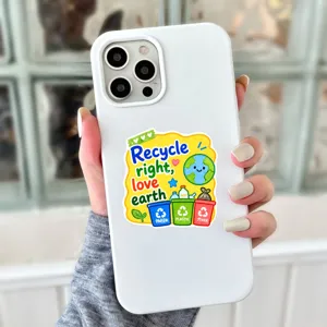 Vista dettagliata di una custodia per telefono bianca con simpatico adesivo ecologico.