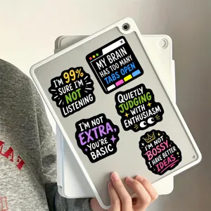 Close-up detail van grappige citaat stickers set aangebracht op een tablet hoesje.