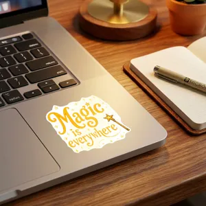 Dettaglio di un adesivo decorativo con citazione motivazionale applicato su un laptop.