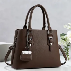 Bolso de hombro de cuero marrón oscuro, elegante bolso de mujer con bonito colgante mini.