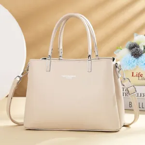 Elegante beige lederen handtas voor dames, stijlvolle schoudertas met handvat en riem.
