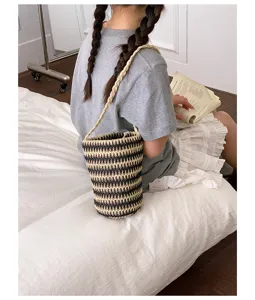 Koreanischer Retro Stroh geflochtener Eimerbeutel lässige Umhängetasche für Damen Alltag.