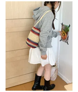 Strohtasche Detailansicht, bunte gestreifte Umhängetasche Retro Basttasche für Damen Alltag.