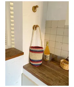 Retro Stroh Eimer Tasche fuer Damen, gestreifte Schultertasche, modische Freizeittasche.