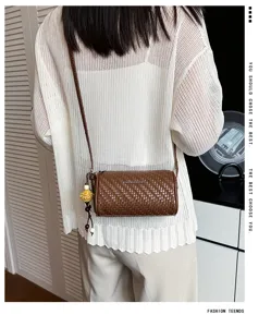 Retro geweven cilindrische crossbody tas voor dames, stijlvolle bruine schoudertas dagelijks.