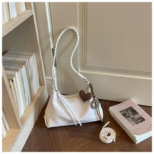 Élégant sac porté épaule blanc avec bandoulière tressée et charm cœur pour le quotidien.
