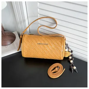 Gedetailleerd overzicht van een retro geweven cilinder crossbody schoudertas voor dames geel.