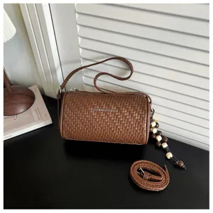 Vintage geweven cilindrische schoudertas voor dames, stijlvolle modieuze crossbody tas.