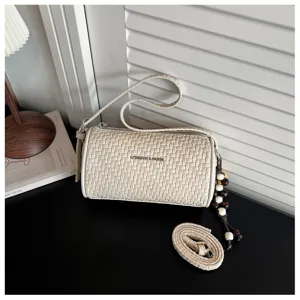 Vintage geweven cilindrische schoudertas voor dames, chique beige crossbody tas met kralen.