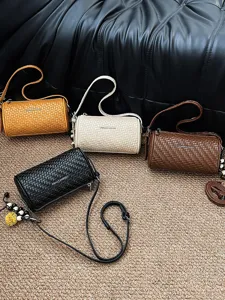 Retro geweven cilindrische schoudertas modieuze crossbody tas voor vrouwen in vier kleuren.