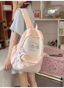 Detailaufnahme eines süßen rosa Rucksacks im Campus-Stil mit niedlichen Tierdrucken.
