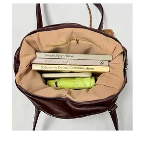 Sac porté épaule vintage en cuir marron foncé, détail intérieur à grand espace.
