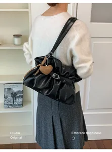Sac porté épaule plissé noir pour femme sac rétro vintage sous les bras avec charm cœur.