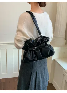 Sac à épaule noir plissé détail, sac sous les bras vintage élégant avec boucle métal.