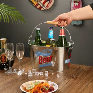Secchiello per ghiaccio in metallo zincato con manico in legno per birra e bevande.