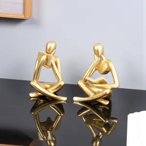 Set van gouden abstracte lezend figuur ornamenten voor thuis kantoor bureau decor