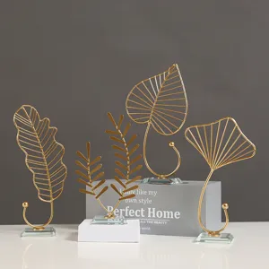 Ensemble d'ornements de bureau en metal dore design de feuille avec base en cristal.