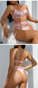 Dettagli in primo piano del set di lingerie rosa in morbido satin e reggicalze in tulle.