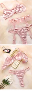 Set di lingerie in raso rosa, reggiseno e perizoma eleganti con fiocchi delicati e volant.
