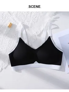 Vista dettagliata del reggiseno senza cuciture nero e bianco, stile flat lay pulito.