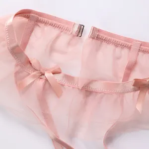 Set di lingerie sexy rosa in morbido tulle trasparente con fiocchi delicati per le donne.