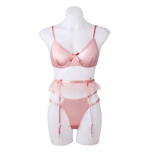 Set di lingerie in raso rosa da donna, con reggiseno push-up francese, giarrettiera e slip.