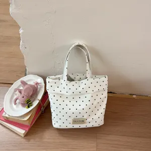 Vue détaillée du sac à main en toile à pois style coréen pour un usage quotidien chic.