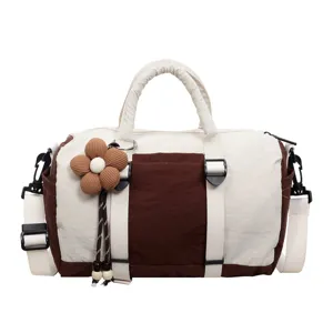 Grande borsa da viaggio capiente dal design bicolore con tracolla e manici per brevi trasferte.