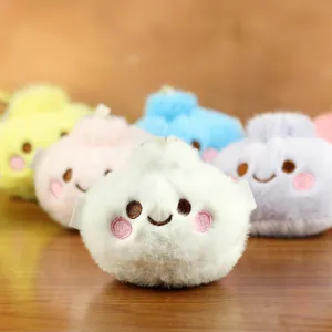 Süßes Plüsch-Dumpling-Anhänger-Detail, weiches Kuscheltier mit niedlicher Gesichtsstickerei.