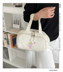 Weiße Kosmetiktasche mit mehreren Fächern und süßem Astronauten-Druck, ideal für Reise und Alltag.