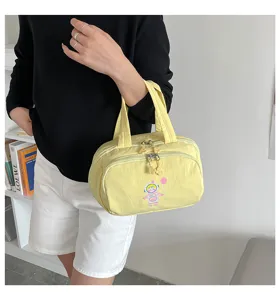 Gelbe Damen Handtasche aus Canvas mit mehreren Fächern, Astronauten Aufnäher und Reißverschluss.