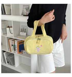 Gelbe Kosmetiktasche mit mehreren Fächern und süßem Astronauten Design für Damen Alltag.