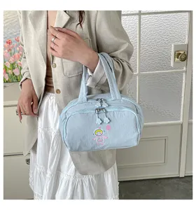 Hellblaue Kosmetiktasche mit mehreren Fächern und süßem Astronauten-Druck für den Alltag.