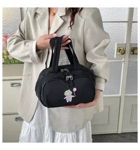 Schwarze Kosmetiktasche mit mehreren Fächern für Damen und süßem Astronauten Motiv