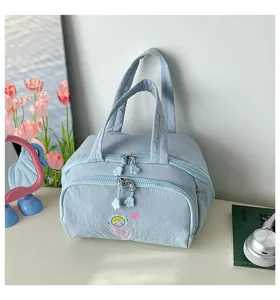 Hellblaue Kosmetik-Handtasche mit mehreren Fächern, Astronauten-Print und Doppelreißverschluss.