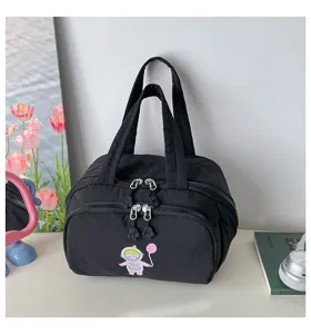 Stilvolle schwarze Kosmetiktasche mit mehreren Fächern und süßem Astronauten-Druck.