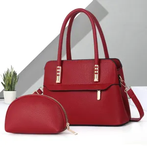 Elegante rode kunstlederen handtas set met bijpassende tas, stijlvol gestructureerd design voor dames.