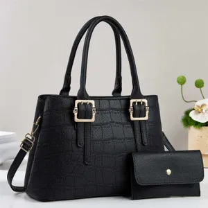 Elegante bolso de mano negro con motivo de cocodrilo y cartera con hebillas metálicas.