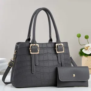 Conjunto de bolso gris con patrón de cocodrilo, bolso elegante con monedero a juego.