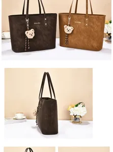 Vue detaillee du grand sac cabas vintage pour femme, sac epaule elegant avec joli pendentif.