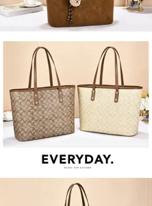Sac cabas rétro monogramme pour femme, élégant sac à épaule en cuir PU avec anses et pendentif.