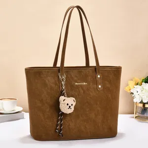 Sac cabas marron vintage pour femme, grand sac a main d'epaule avec charmant pendentif.