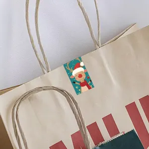 Nahaufnahme Detail des niedlichen weihnachtlichen Rentier Langstreifen Dekostickers auf Packpapier.