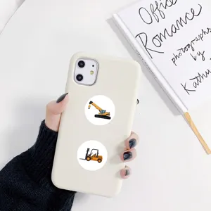 Coque de téléphone beige vue de détail avec jolis autocollants de véhicules de chantier