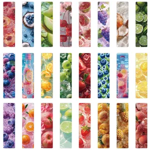 Nahaufnahme von Sommerfrucht Papierlesezeichen mit farbenfrohen Erdbeer Blaubeere Motiven.