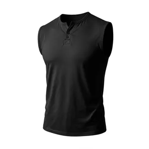 Dettagli in primo piano della canotta da fitness smanicata nera da uomo stile henley.
