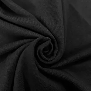 Primo piano ravvicinato della texture del tessuto a maglia a coste nere, molto elastico.