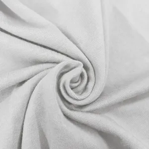 Primo piano dettagliato della texture del tessuto in maglia grigio chiaro con piega a spirale.