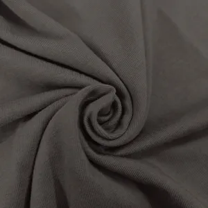 Primo piano del tessuto in cotone lavorato a maglia grigio scuro, consistenza morbida.