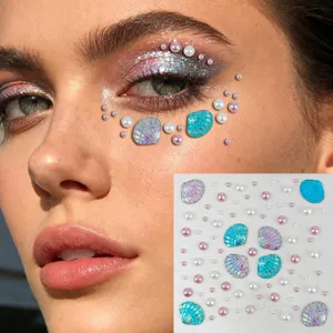 Detalle en primer plano de gemas faciales de concha y perlas para maquillaje de festival.